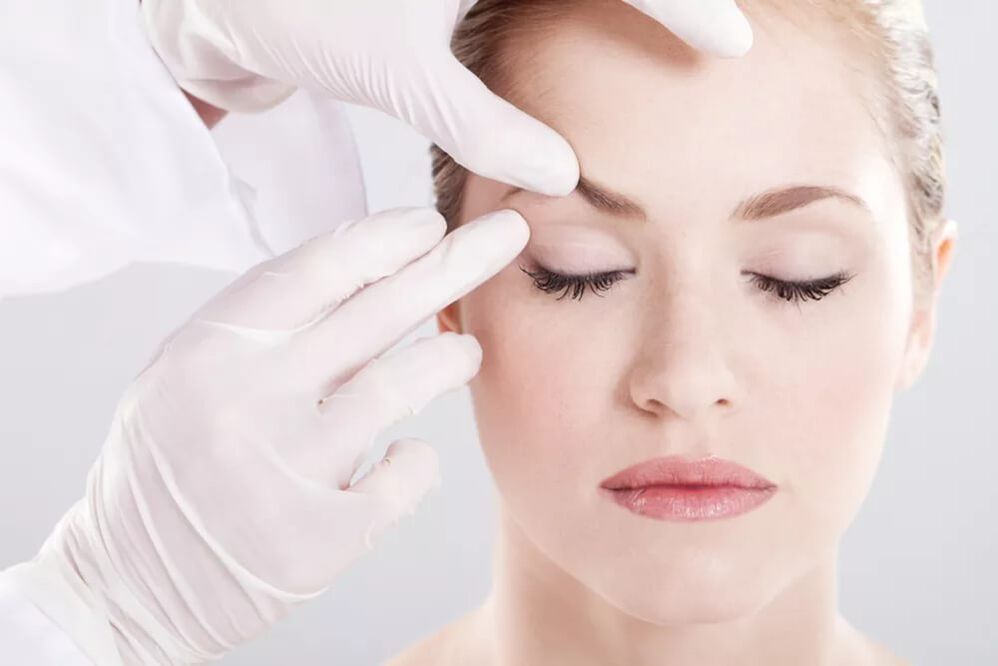 Le cosmétologue examine la peau autour des yeux